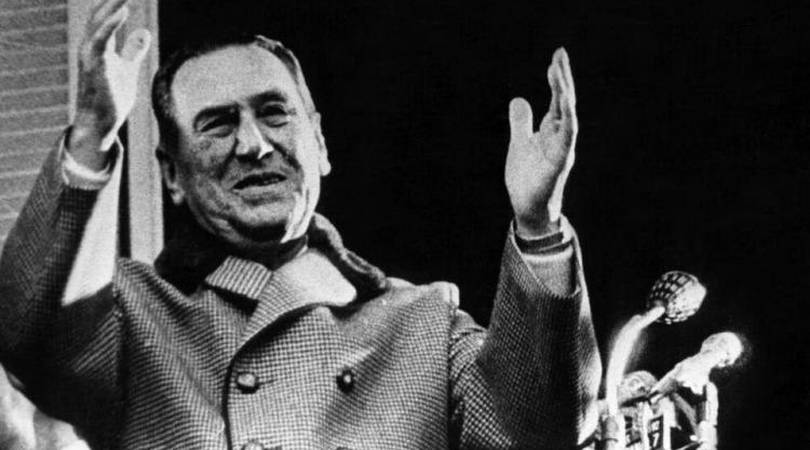 Juan Domingo Perón saluda con los brazos en alto, imagen emblemática del Día de la Lealtad