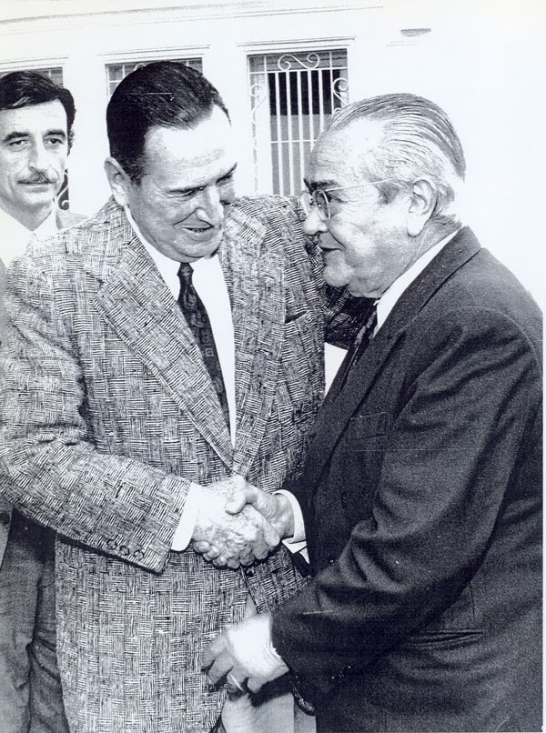 Juan Domingo Perón y Ricardo Balbín se dan la mano