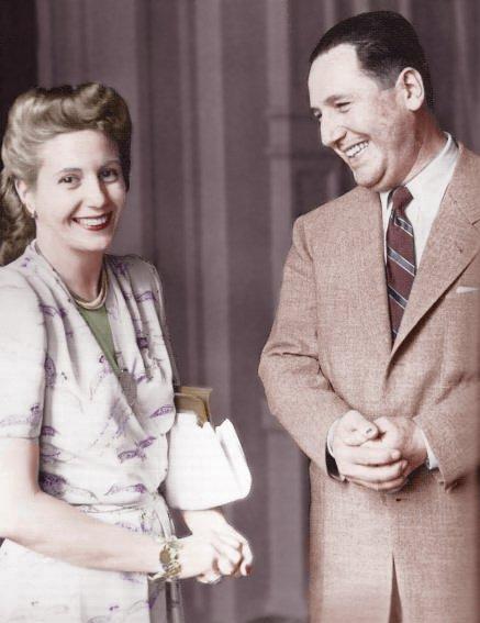 Juan Domingo Perón y Eva Perón sonríen juntos en una foto coloreada