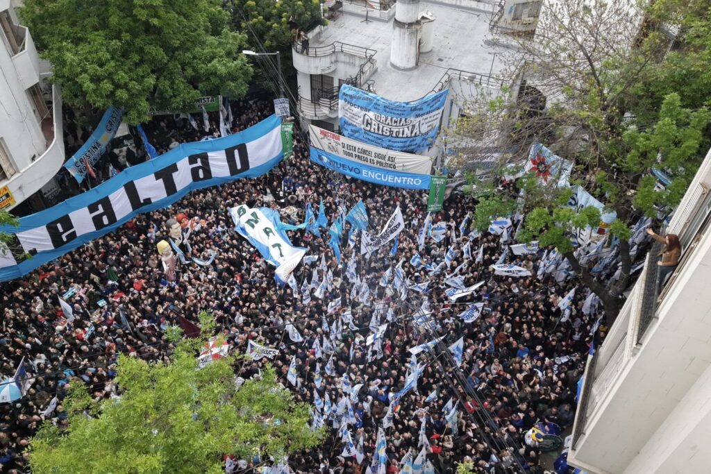 Vista aérea de la movilización en San José 1111 por el Día de la Lealtad, con Cristina Kirchner saludando desde el balcón