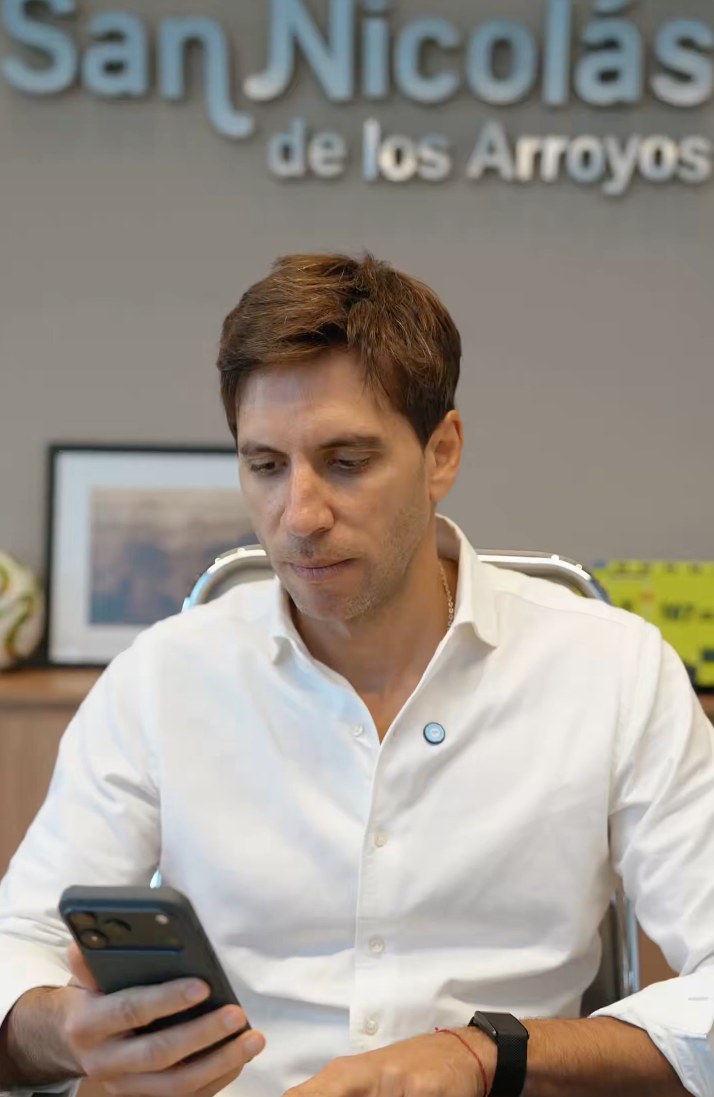 Santiago Passaglia, intendente de San Nicolás de los Arroyos, en su despacho municipal