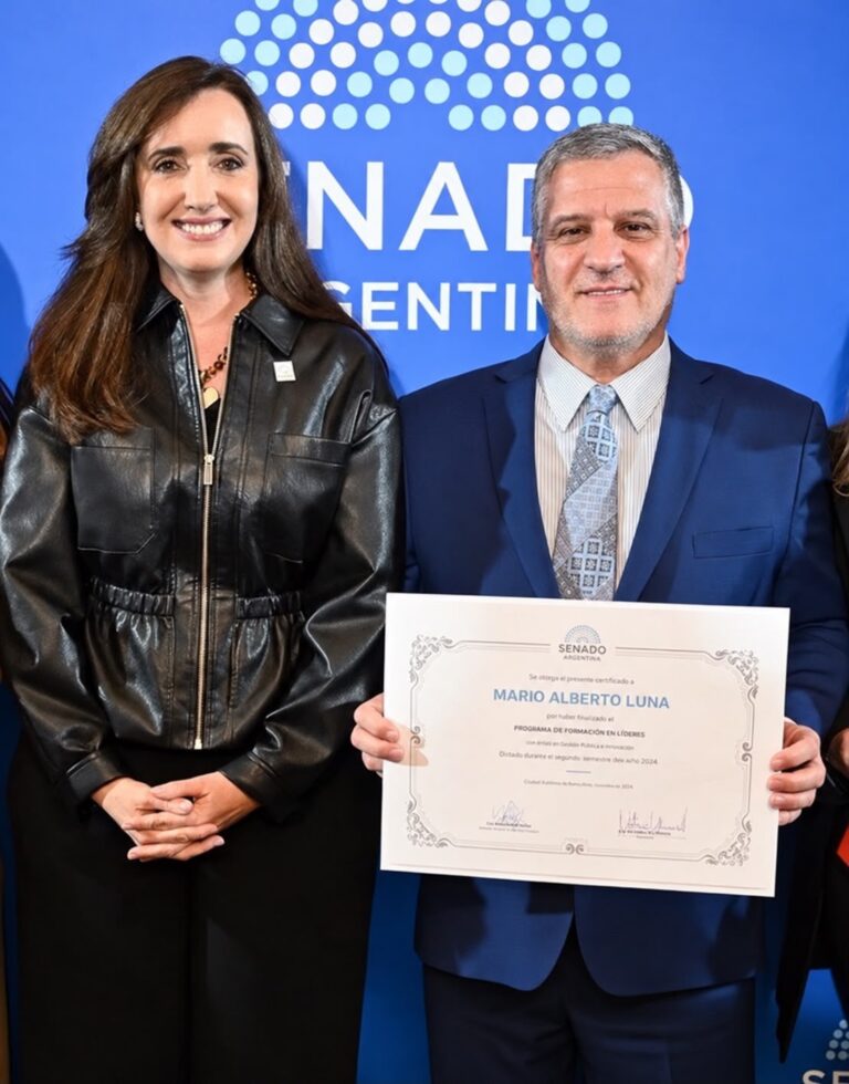 Victoria Villarruel junto a Mario Alberto Luna, que sostiene su certificado del Programa de Formación en Líderes del Senado de la Nación