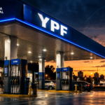 Estación de servicio YPF iluminada al atardecer